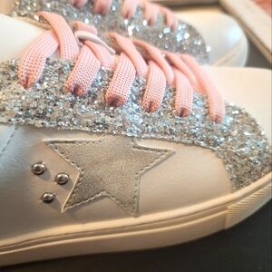 Hey girls sneakers with silver Sparkle glitter and pink laces. Size 7. NWOT